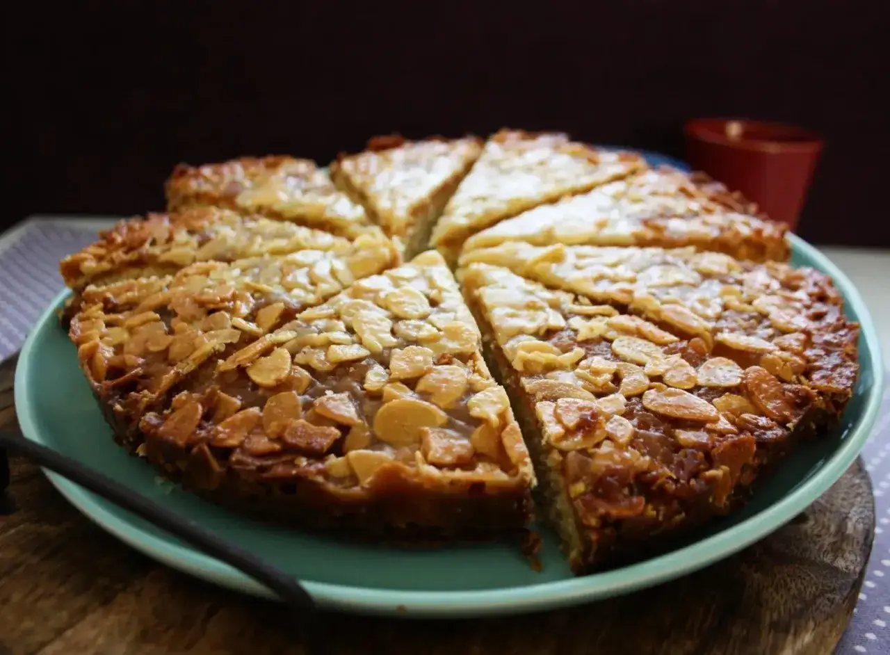 En saftig toscakaka med mandelflagor, perfekt för fikat. Detta toscakaka recept är en klassiker.