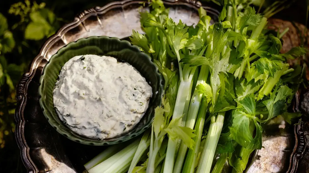 Krämig blue cheese dressing recept med färsk selleri på ett silverfat.