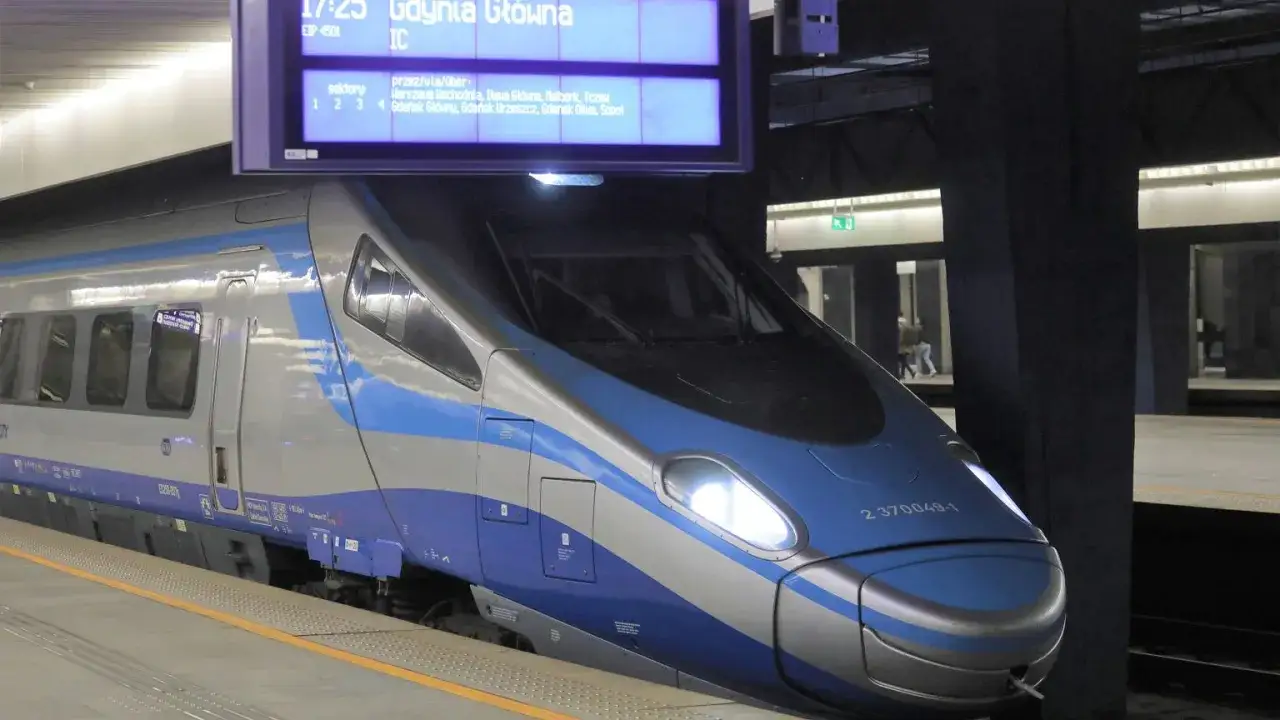 Nowoczesny pociąg Pendolino na peronie, gotowy do podróży z Gdyni do Warszawy.