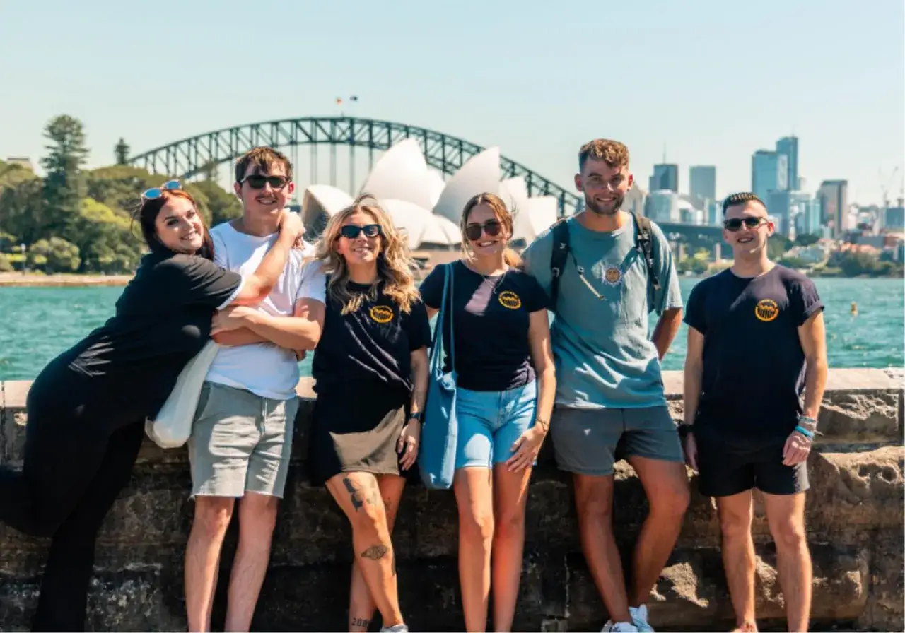 Sechs junge Leute genie&szlig;en die Aussicht auf das Sydney Opera House und die Harbour Bridge. Ein Traum von einem **auslandsjahr kostenlos** wird hier Wirklichkeit!