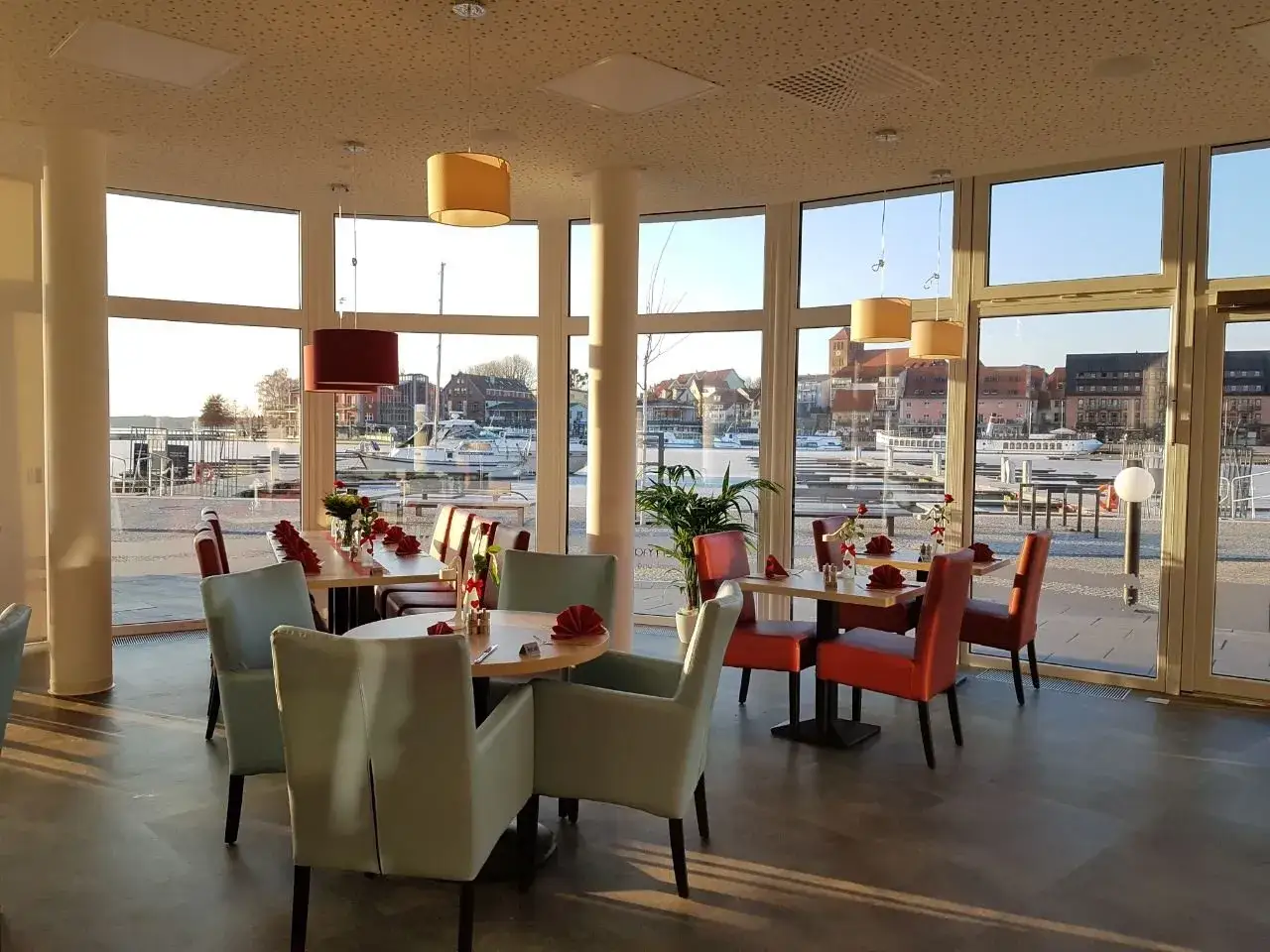 Gem&uuml;tliches Restaurant mit Blick auf den Hafen. Hier k&ouml;nnte das beste Restaurant in Waren sein, mit Tischen f&uuml;r romantische Abende.