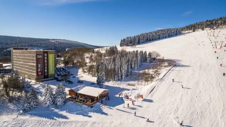 AHORN Hotel Fichtelberg Außenansicht mit Berg