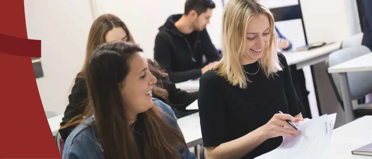 Studentinnen im Seminar iu sportmanagement lernen und diskutieren.