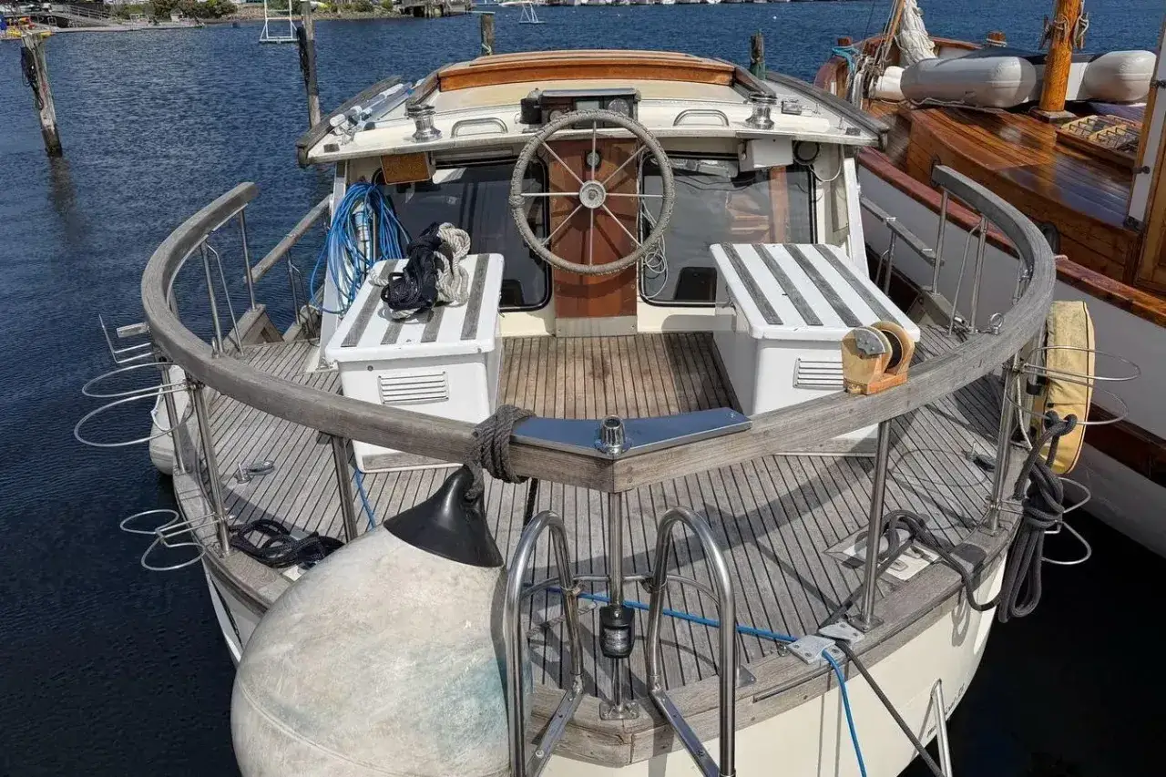 Vue de l'arrière d'un bateau Nauticat 33, avec son poste de pilotage et ses bancs. Fiche technique à venir.
