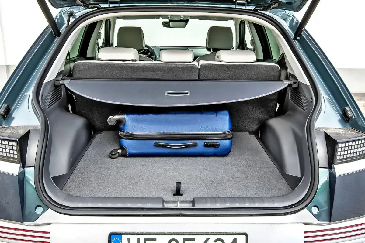 Bagażnik Hyundai Ioniq 5 z walizką. Sprawdź wymiary i pojemność bagażnika, by zaplanować podróż.