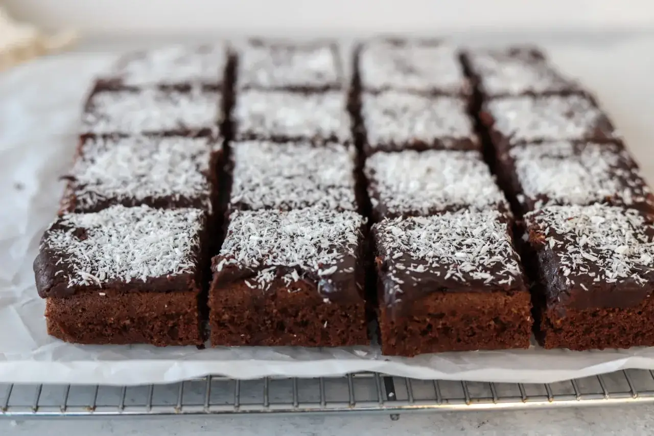 Chokladkakor med glasyr och kokosflingor, perfekta att baka snabbt till fika.