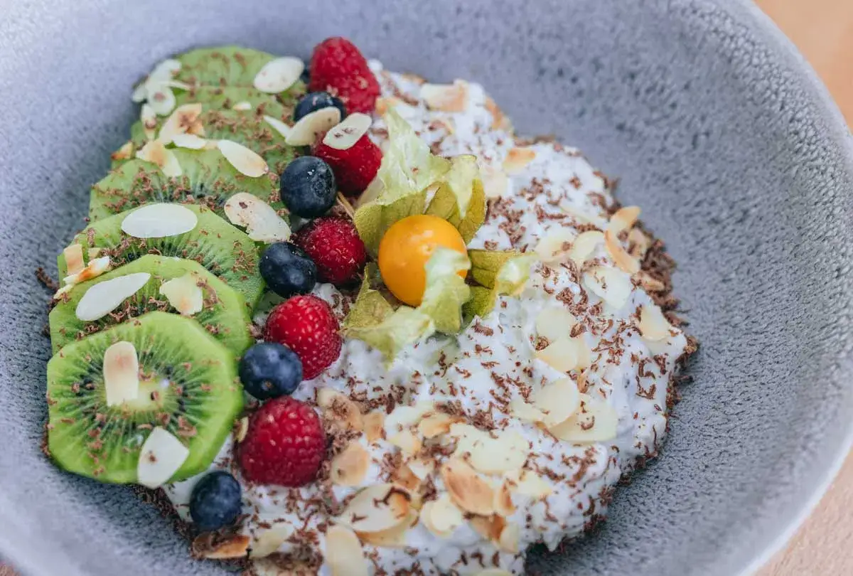 Skyr-Sch&uuml;ssel mit Kiwi, Beeren, Mandeln und Schokostreuseln. Ein proteinreicher Genuss!