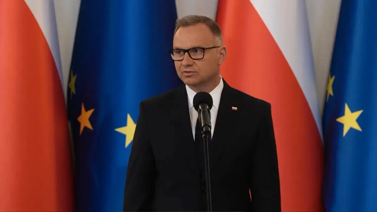 Prezydent przemawia na tle flag Polski i UE, wyjaśniając, dlaczego prezydent nie skorzystał z prawa łaski wobec skazanych urzędników państwowych.