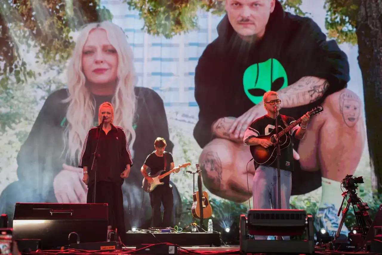 Nosowska i Błażej Król na scenie, w tle wielki ekran z ich wizerunkami. Koncert pełen energii, jak neodym przyciąga tłumy.