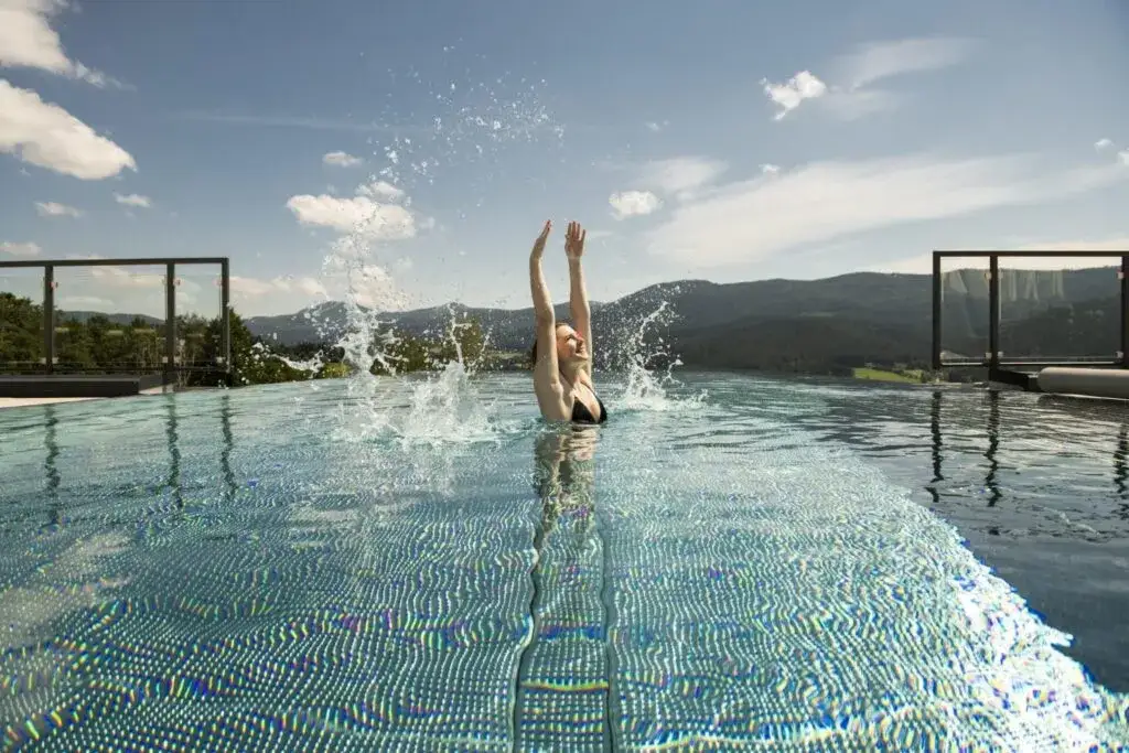 Hotel Sonnenhof Lam Wellnessbereich Infinity Pool