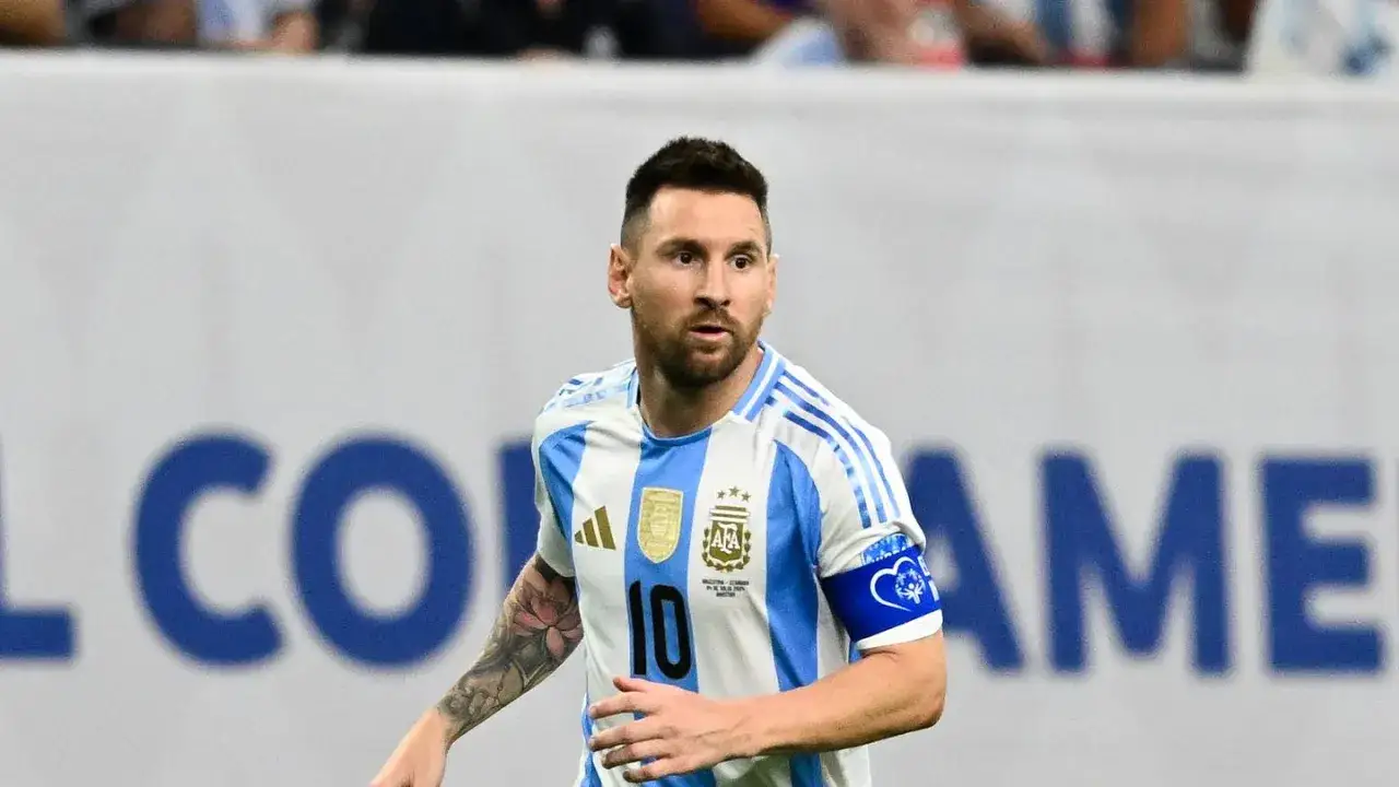 Lionel Messi, jeden z najbardziej znanych piłkarzy świata, w koszulce Argentyny.