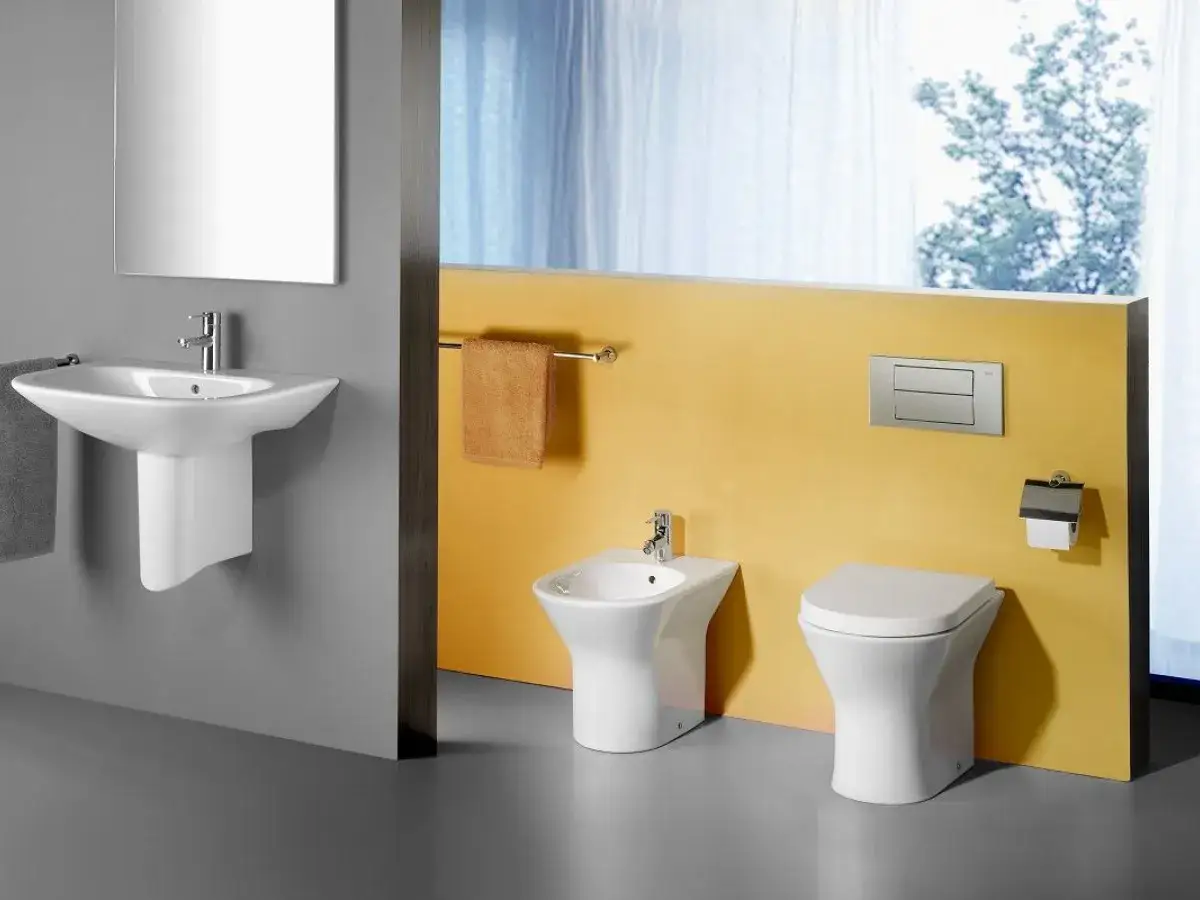 Nowoczesna łazienka z umywalką, bidetem i toaletą. Przykłady urządzeń sanitarnych w eleganckim wydaniu.