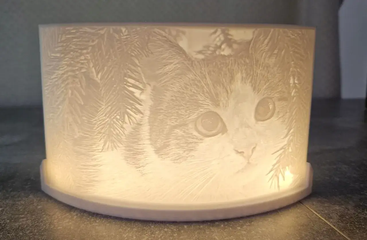 Drukarka 3D drukująca litofan lub osoba obsługująca slicer