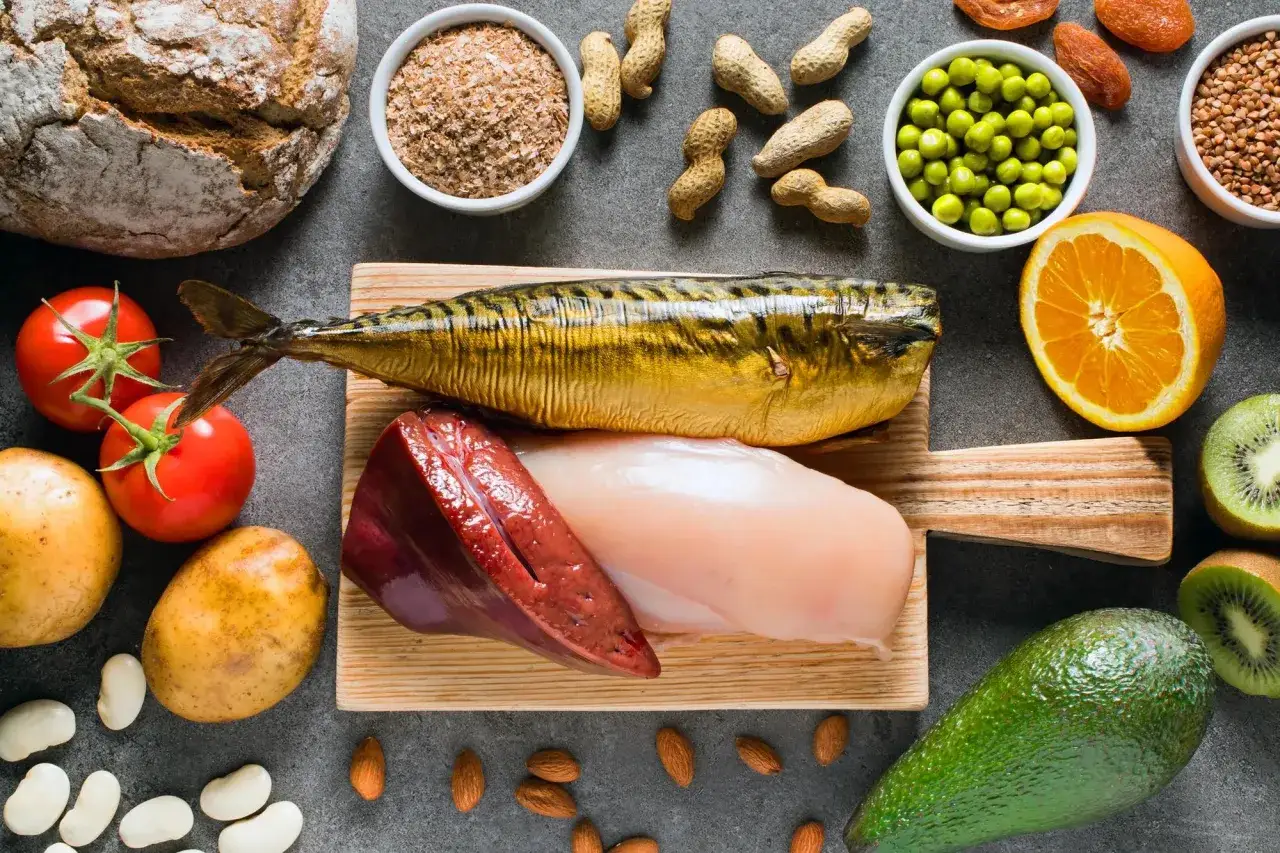 Wędzona makrela, wątróbka, kurczak, pomidory, ziemniaki, pomarańcza, kiwi, awokado, orzechy, fasola, groch, suszone morele, kasza gryczana i otręby – bogactwo składników odżywczych, w tym witamina B3.