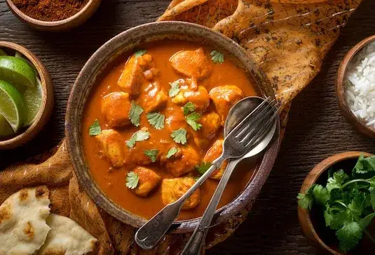 składniki garam masala na patelni