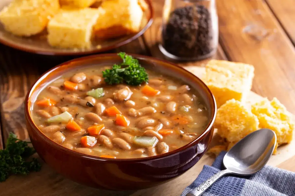 minestra di fagioli secchi e fagioli in scatola