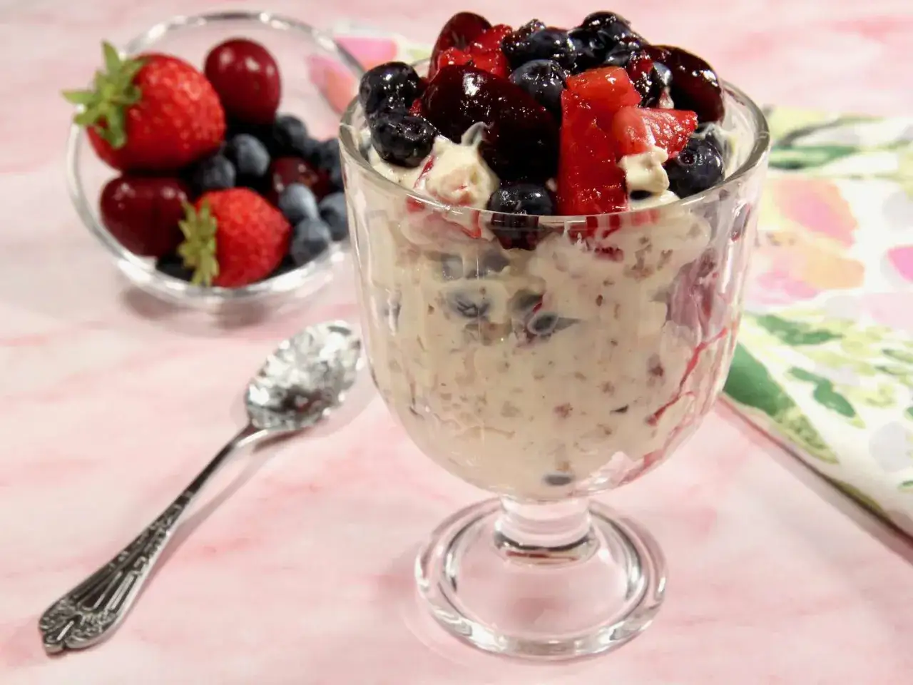 Leckeres Dessert mit Beeren und Joghurt, garniert mit frischen Erdbeeren, Blaubeeren und Kirschen.