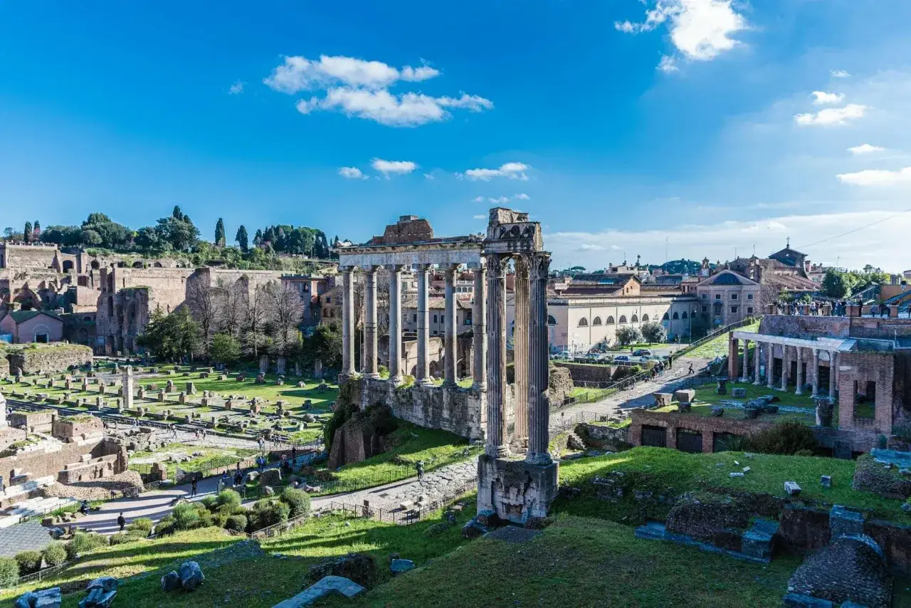 Il Foro Romano, un luogo imperdibile per chi visita Roma antica cosa vedere. Rovine maestose sotto un cielo azzurro.