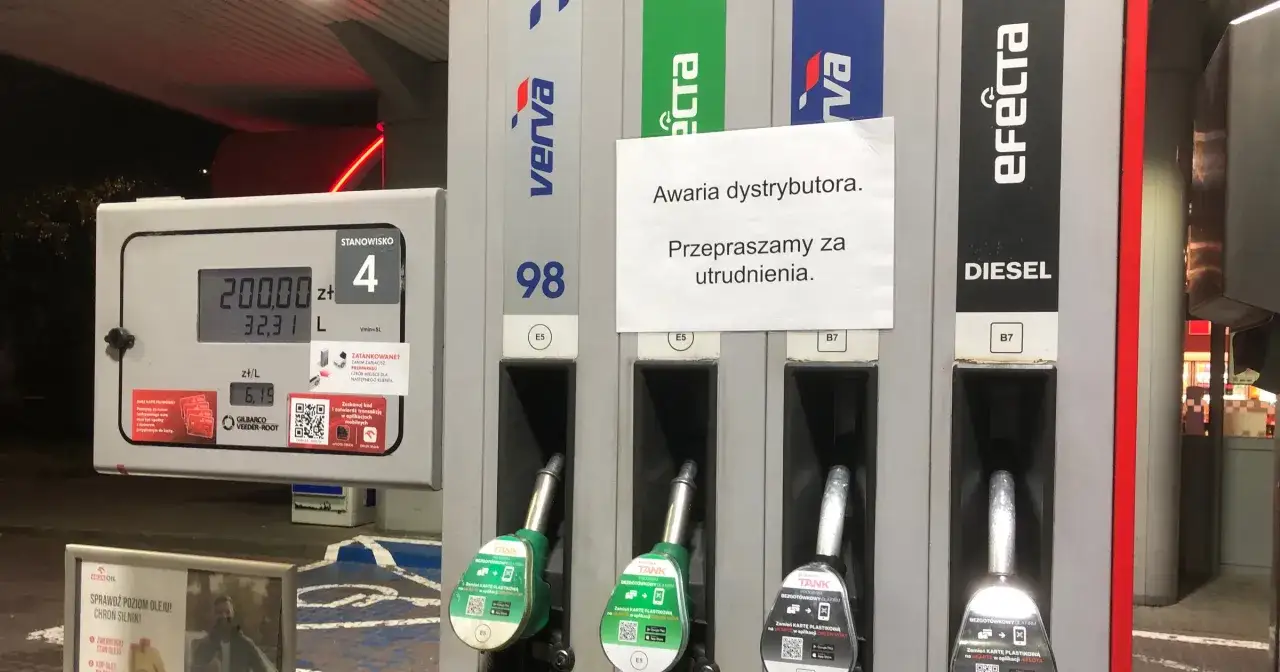 Dystrybutor z **olejem napędowym** (Diesel) na stacji paliw, z informacją o awarii. Obok wyświetlacz z ceną 200 zł za 32,31 litra.