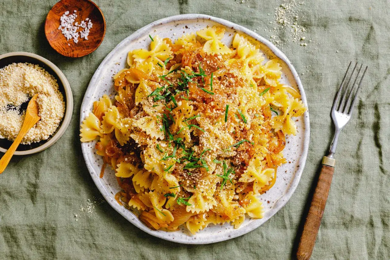 karamellisierte zwiebeln pasta