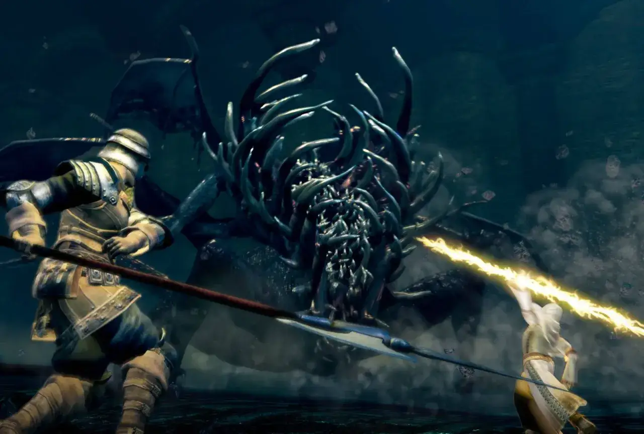 Rycerz walczy z potworem w mrocznej lokacji. To scena z gry, która może posłużyć jako **dark souls poradnik**.
