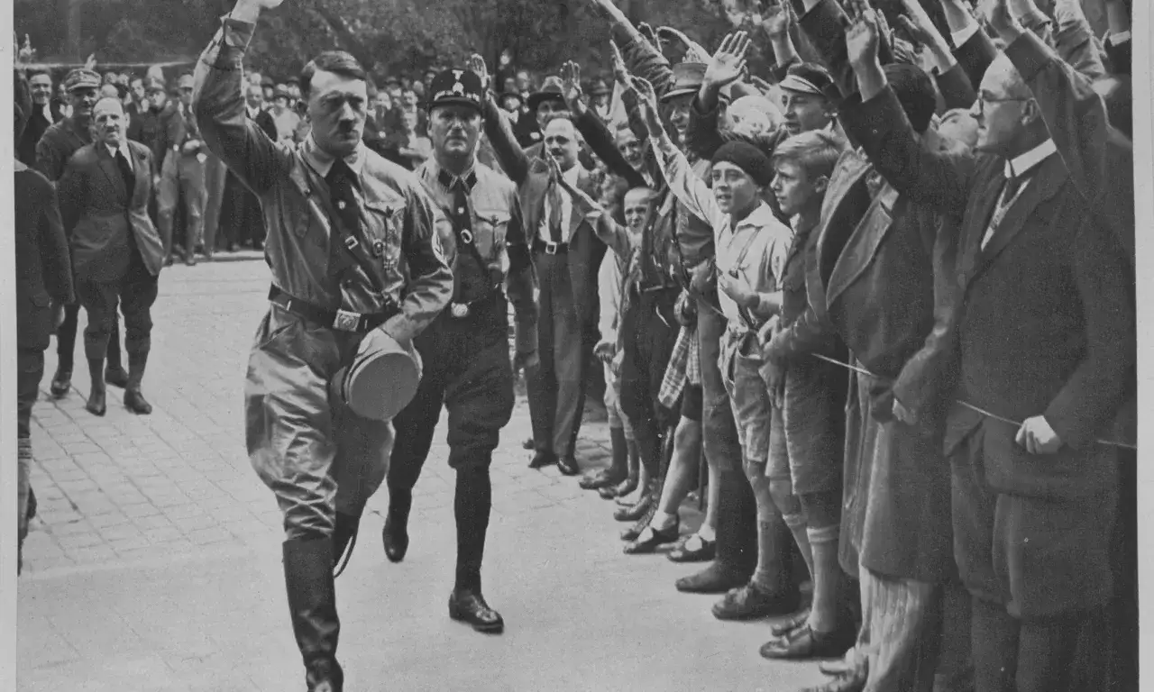 Hitler saluda a la multitud, un momento clave en cómo llegó Hitler al poder.