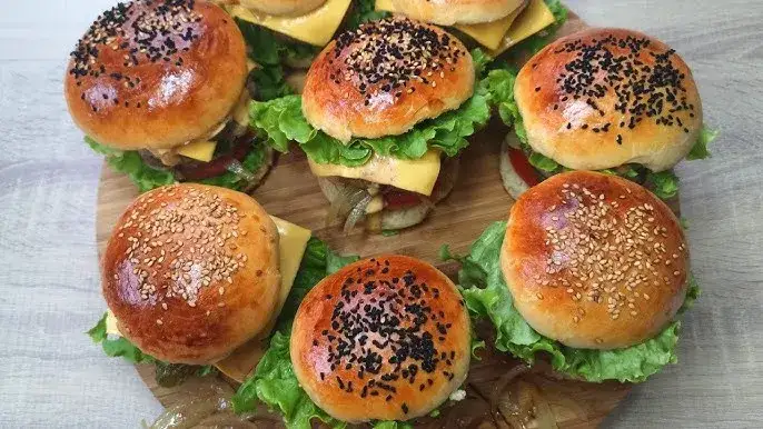 assortiment de pains burger maison avec diff&eacute;rentes garnitures de graines