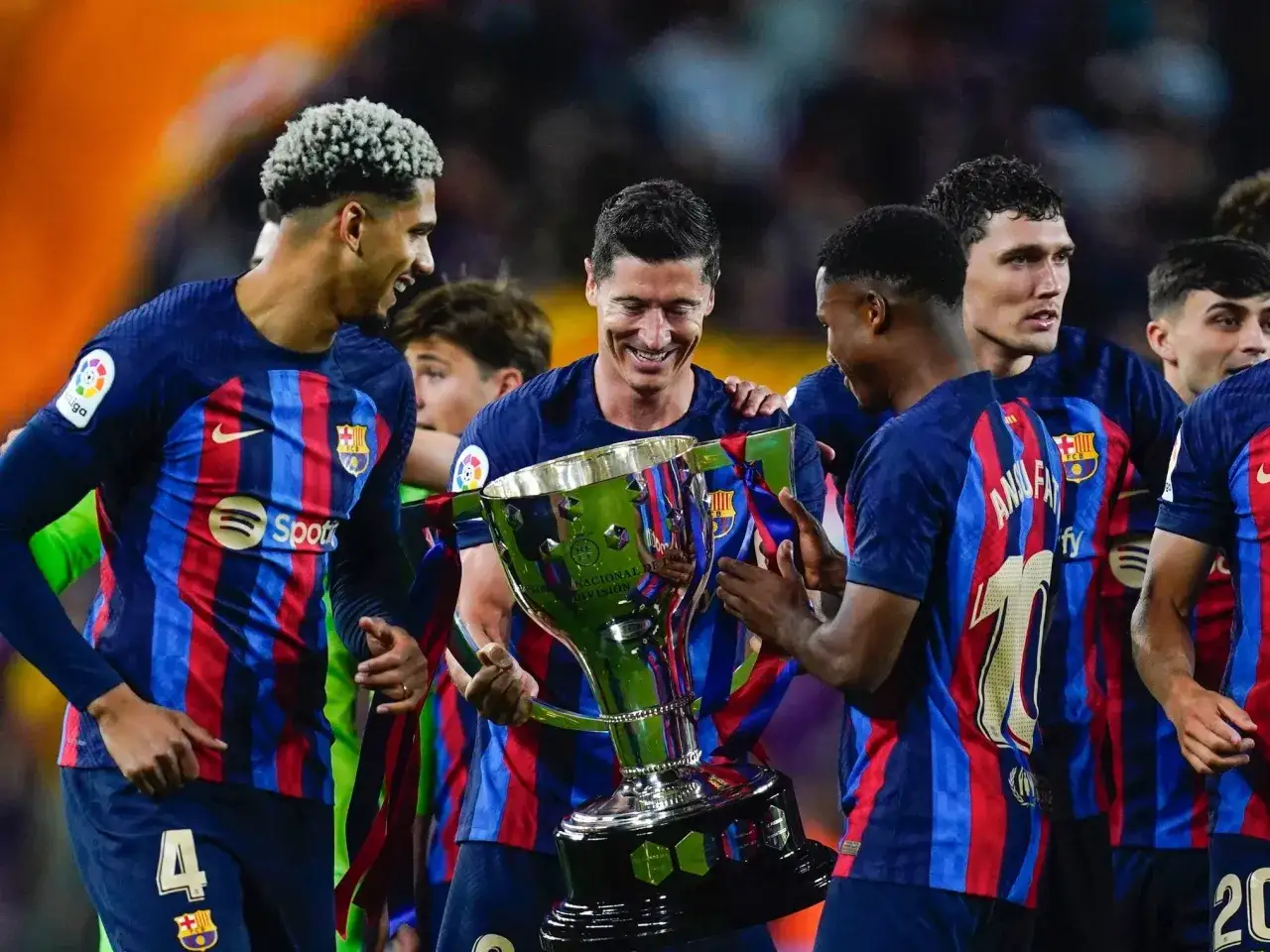 Piłkarze FC Barcelona z pucharem La Liga. To kolejny rozdział w bogatej FC Barcelona historia.