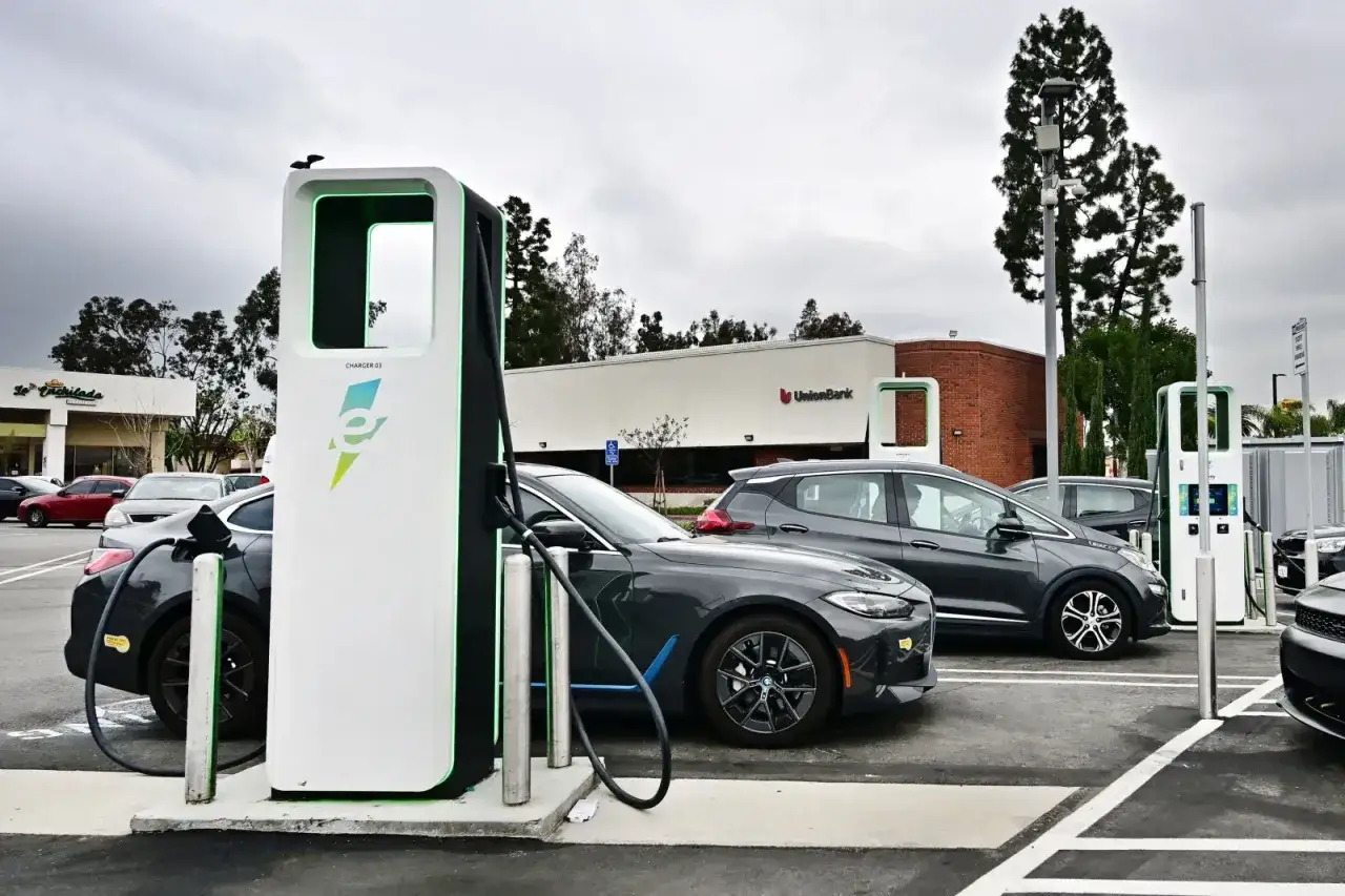 Stazione di ricarica per auto elettriche. Nonostante l'assenza di inquinamento diretto, la produzione delle batterie e l'energia utilizzata per la ricarica sollevano interrogativi sull'impatto ambientale complessivo.