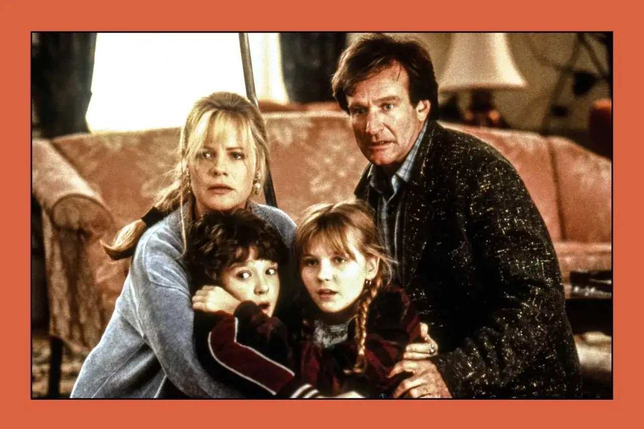 Familjen i Jumanji ser oroliga ut. Robin Williams, Bonnie Hunt och barnen Kirsten Dunst och Bradley Pierce är med i rollistan.