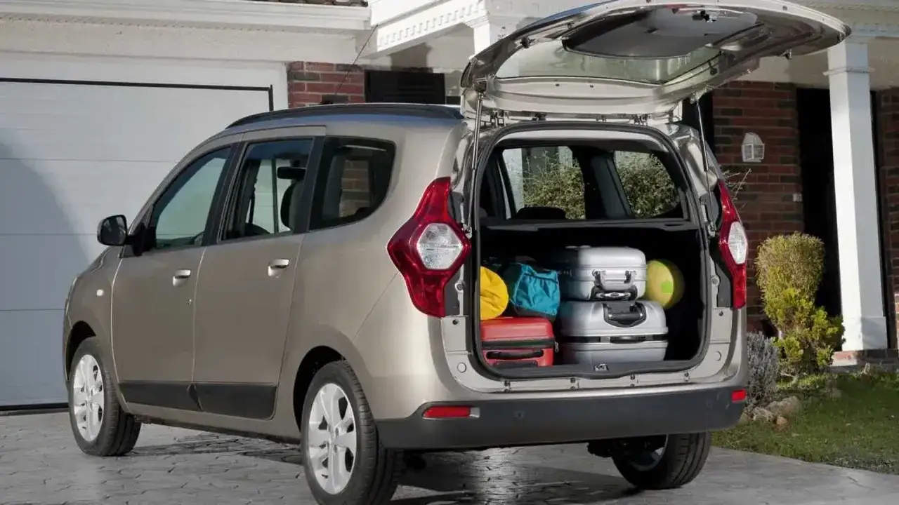 Maletero del Dacia Lodgy repleto de maletas y bolsas, listo para un viaje familiar.