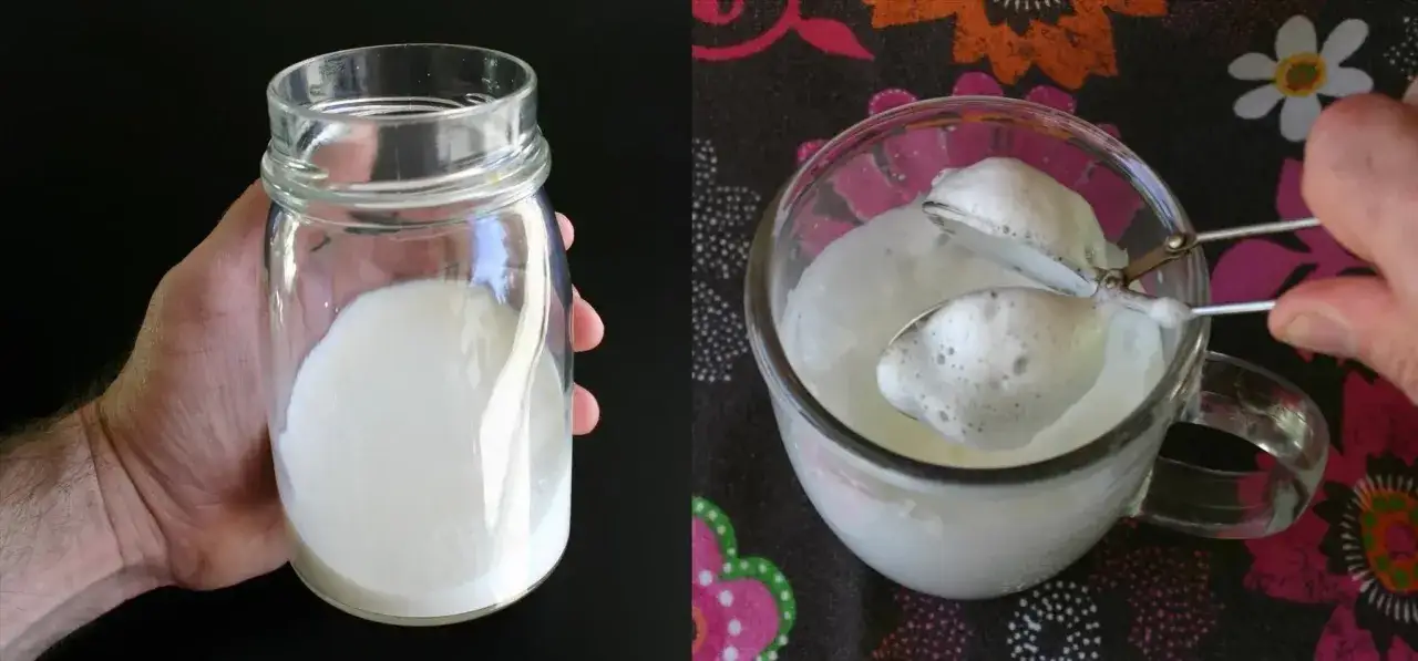 Come montare il latte senza montalatte: latte in un barattolo e poi schiuma in una tazza con due cucchiaini.