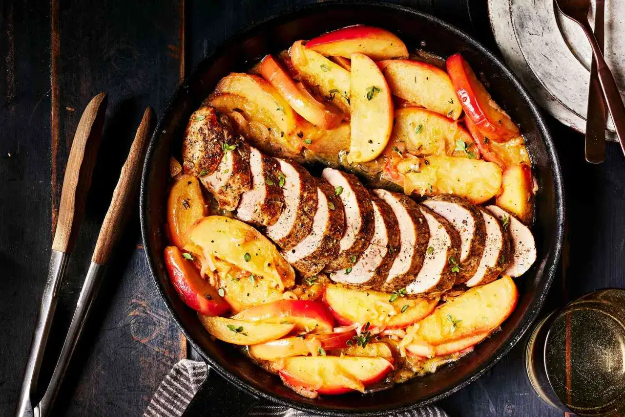 Gebratene Schweinelende mit karamellisierten Äpfeln, ein köstliches Hauptgericht, das zeigt, wie gut Äpfel zu herzhaften Speisen passen.