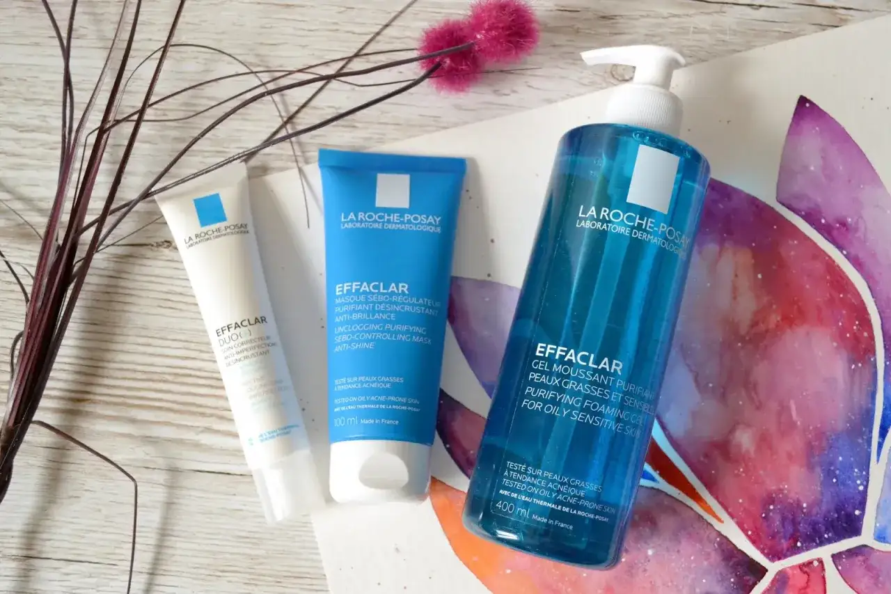 Trois produits La Roche-Posay Effaclar : un soin correcteur, un masque et un gel moussant. Un avis dermatologue sur ces soins pour peaux grasses.