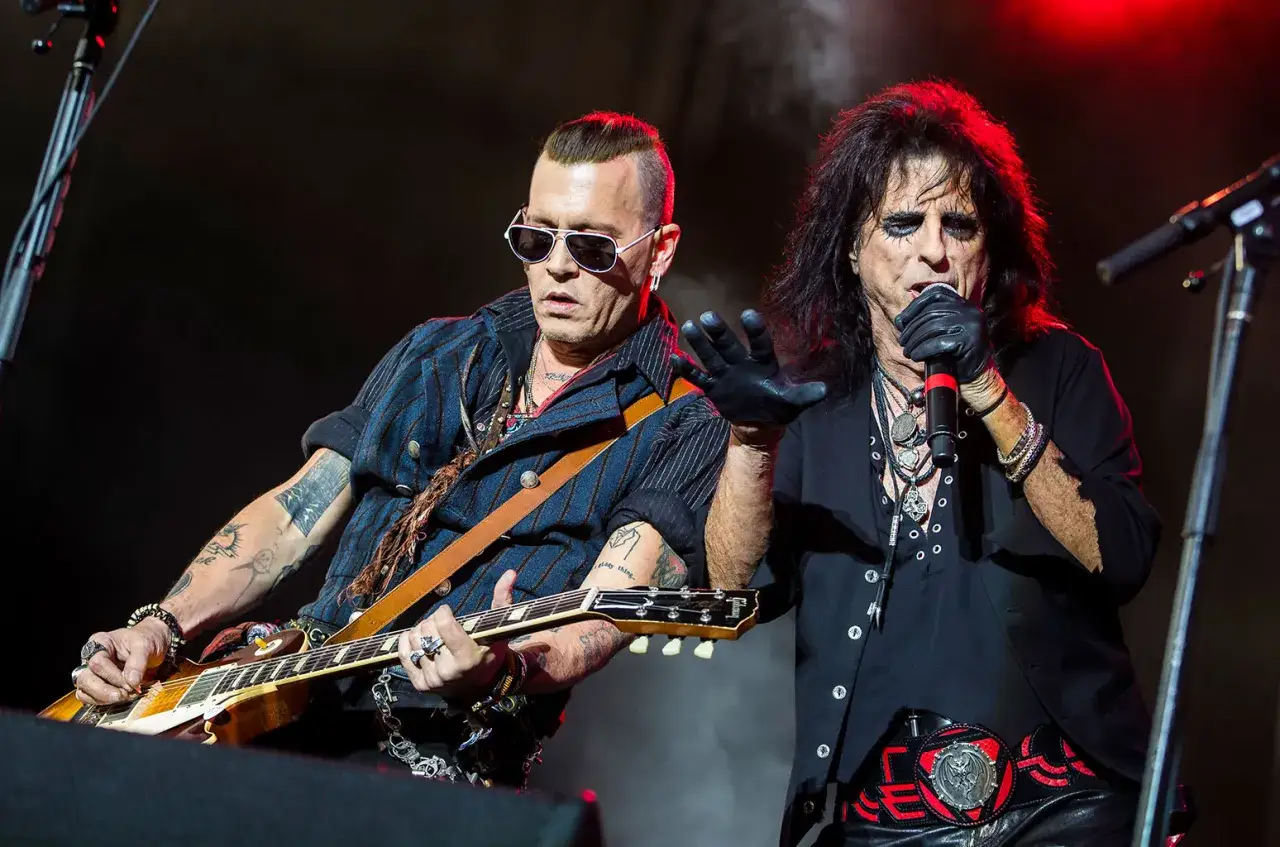 Johnny Depp gra na gitarze, a Alice Cooper śpiewa do mikrofonu. Członkowie Hollywood Vampires w akcji.