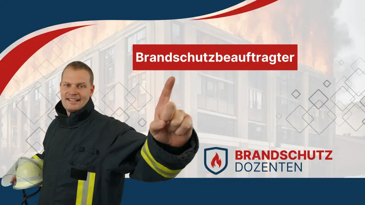 Brandschutzbeauftragter: Mann in Schutzkleidung erkl&auml;rt, was externe Brandschutzbeauftragte kosten. Hintergrund: brennendes Geb&auml;ude.