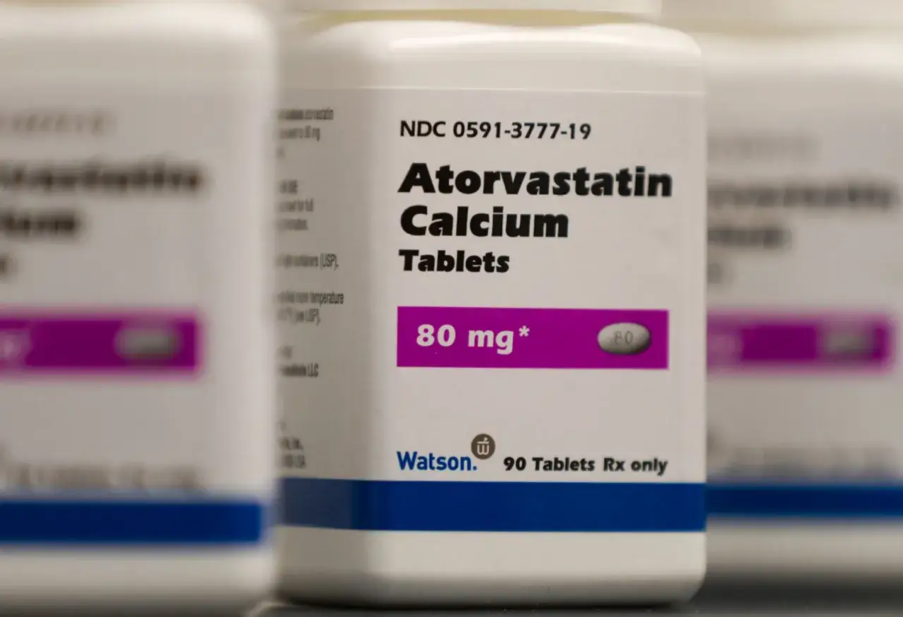 Nowy lek zamiast statyn: Atorvastatin Calcium Tablets 80 mg. Pudełka leku na pierwszym planie.