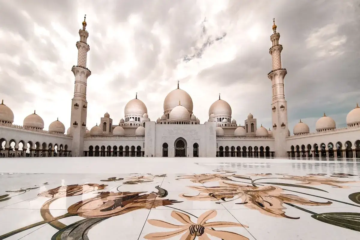 Grande Moschea Sheikh Zayed interno ed esterno