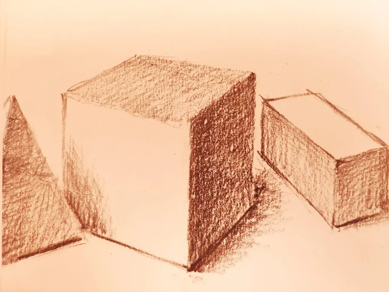 Dessin au fusain de formes géométriques : un cône, un cube et un parallélépipède rectangle. Un bon conseil dessin pour étudier les volumes et les ombres.