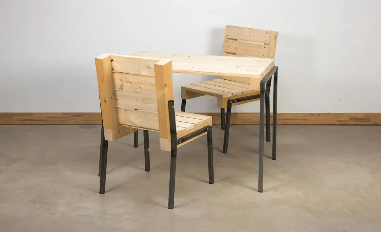 Holztisch und zwei Stühle mit Metallgestell, perfekt für ein DIY-Projekt: esszimmerstuhl selber bauen.