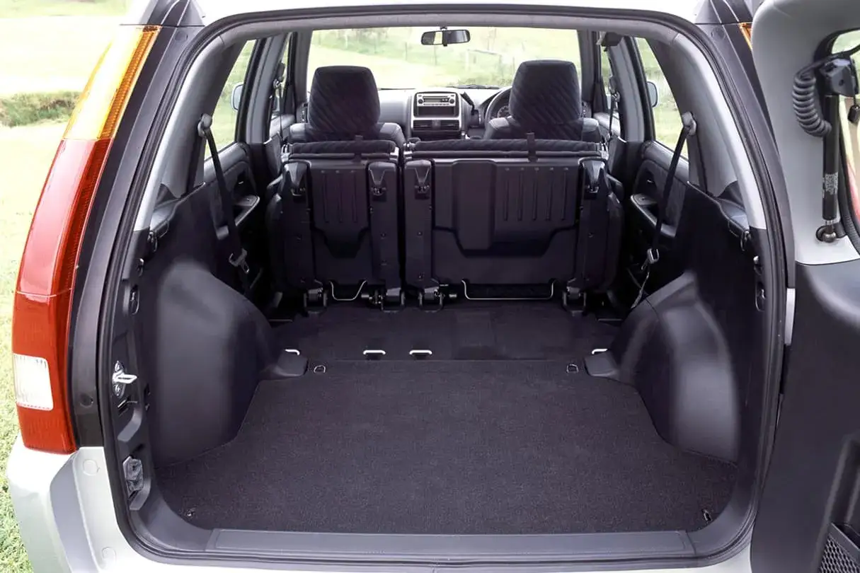 Tomt bagageutrymme i en Honda CRV 2005, redo för packning för en resa.