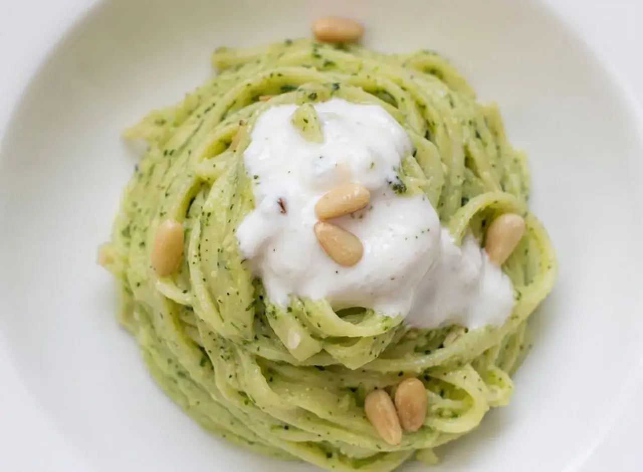 Pasta con stracciatella cremosa, condita con pesto e pinoli tostati. Un piatto semplice ma delizioso.