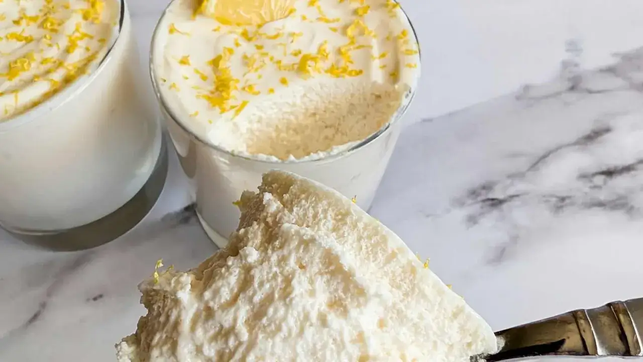 Delicioso mousse de limón con leche condensada, decorado con ralladura de limón. Una porción cremosa lista para disfrutar.