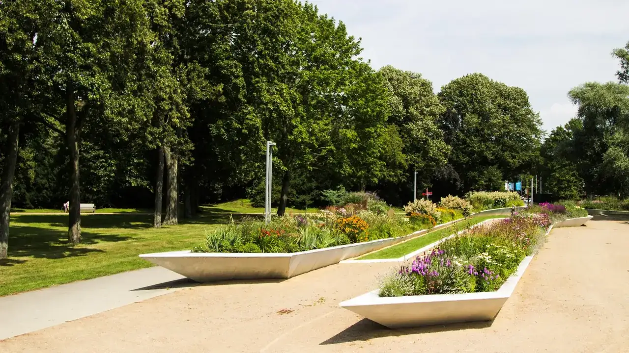 Bl&uuml;hende Beete und Wege im Park der igs wilhelmsburg.
