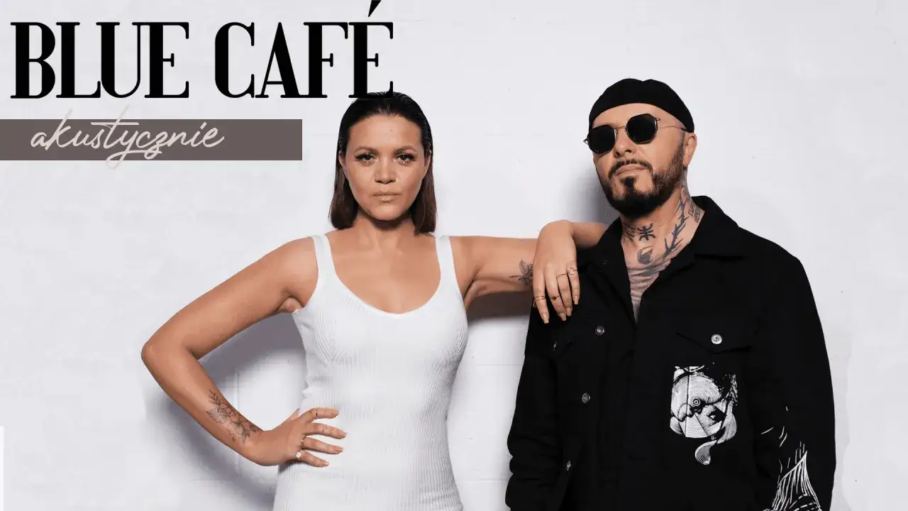 Blue Café członkowie, wokalistka w białej sukience i wokalista w czarnej kurtce, prezentują akustyczną odsłonę zespołu.