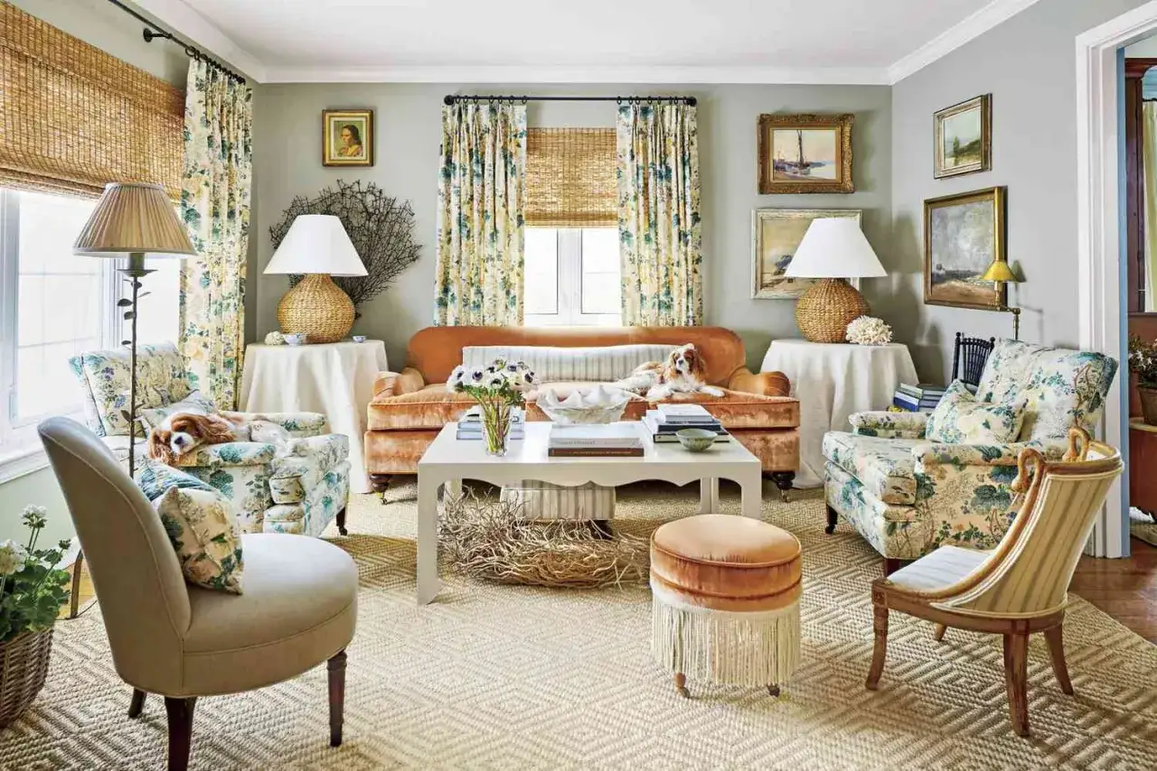 Gem&uuml;tliches Wohnzimmer mit floralen Akzenten, einem orangefarbenen Samtsofa und einem Hund. Der design stile ist klassisch und einladend.