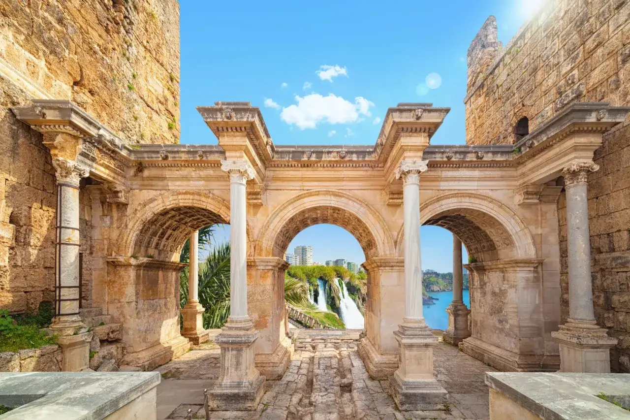 Starożytne łuki w Antalyi otwierają widok na wodospady i morze. Niezapomniane antalya atrakcje.