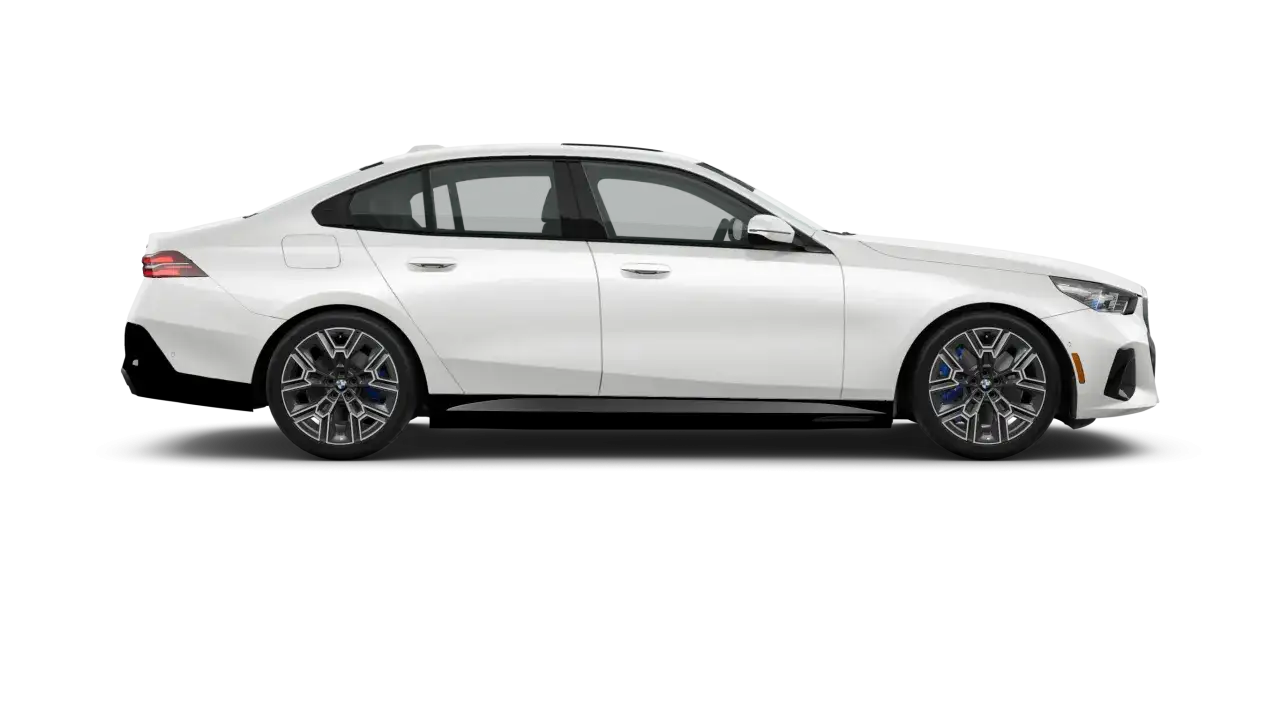 Białe BMW i5 z profilu, z ciemnymi felgami i niebieskimi zaciskami hamulcowymi.