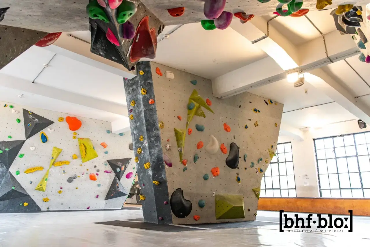 Bunte Griffe an Kletterw&auml;nden in einer Halle. Hier kann man in Wuppertal bouldern.