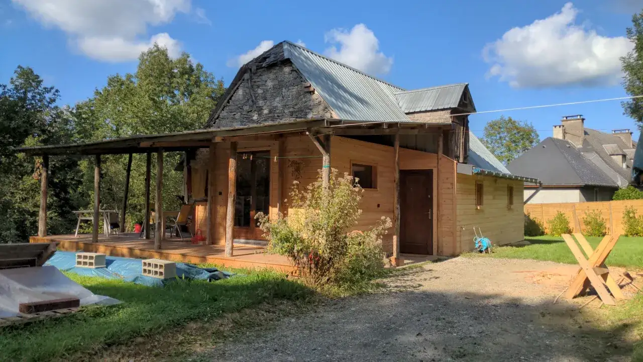 Maison en bois avec terrasse, projet de construction écologique. Le prix maison paille 100m2 est abordable pour ce type de construction.